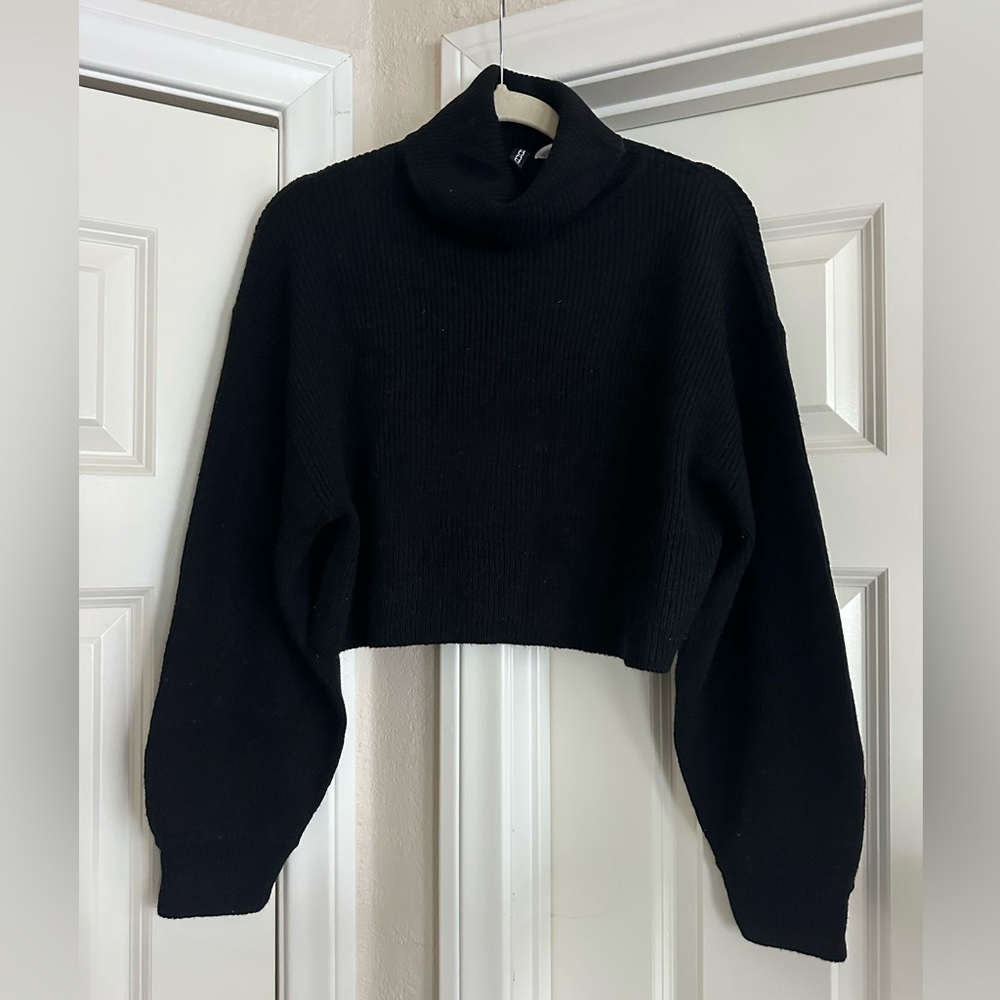 H&M Black Cropped Turtleneck Sweater